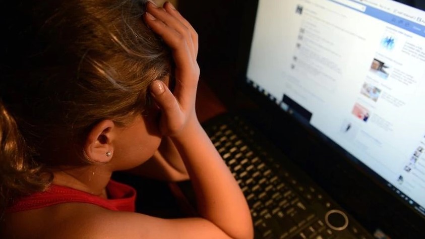 Поднесена кривична пријава: Наставник од Струмица преку Фејсбук испраќал пораки до малолетна ученичка со цел да ја наведе на с*ксуален однос
