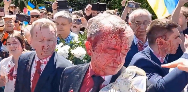 (ВИДЕО) Демонстранти го полеаја рускиот амбасадор во Полска со црвена боја на гробишта