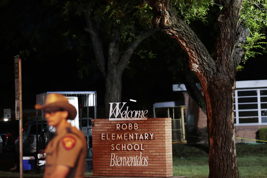 Убиството на 19 деца во училиште во Тексас, најсмртоносно во последната деценија, го поттикна Бајден да повика на акција