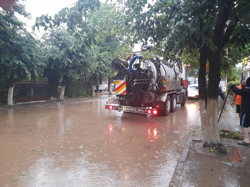 (ФОТО) Поплавени улици и подруми во Струмица, штети на посеви на отворено, урнати дрвја, екипите интервенираат на терен
