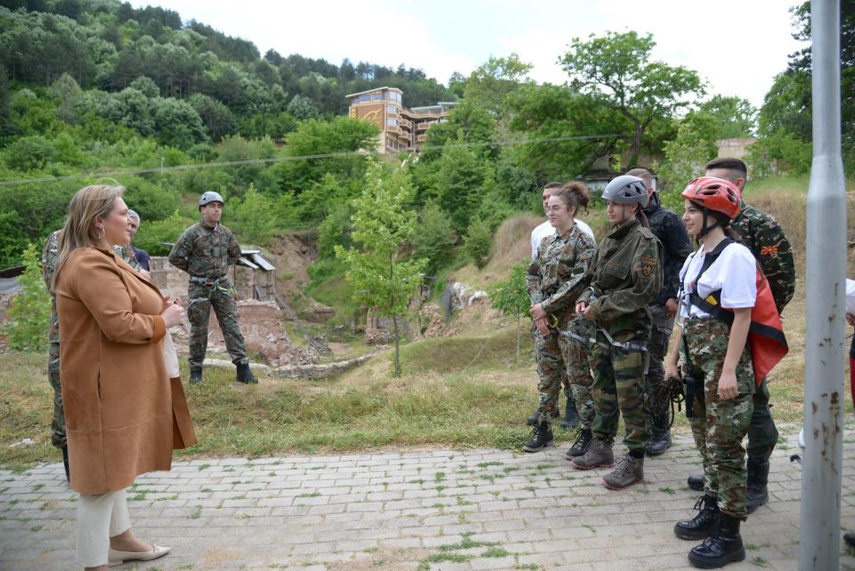 Петровска во Струмица ги посети студентите на ФОН кои се на теренска настава со армиските специјалци