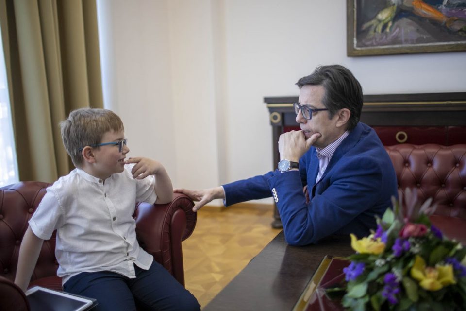 Претседателот Пендаровски го прими ученикот со натпросечна интелигенција Македон Димитриевски