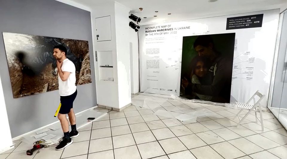 (ФОТО) Украински уметници поставија „Руска куќа на воените злосторства“ на Самитот во Давос