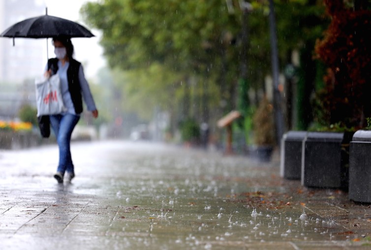 Од утре носете си чадор: Нестабилно време со пороен дожд и грмежи