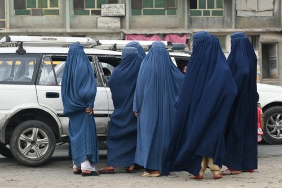 Авганистан: Жените треба да носат бурка на јавни места