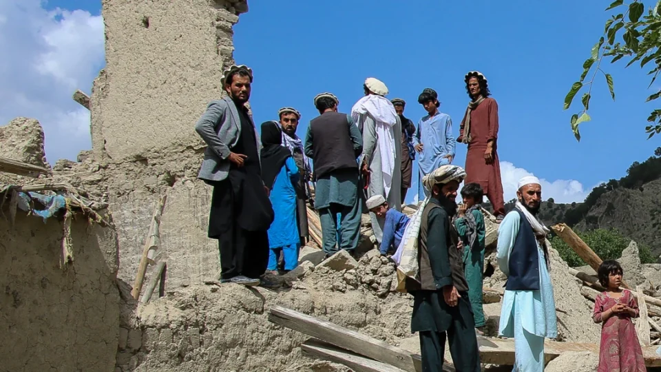 Најмалку 155 деца загинаа при земјотресот во Авганистан