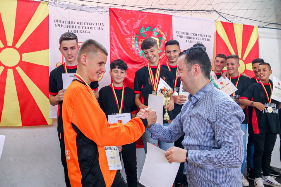 Стефковски: Над 800 ученици од основните училишта во општина Гази Баба примија дипломи и медали за постигнат спортски успех во учебната 2021 / 2022
