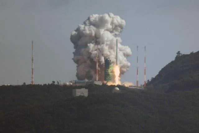 Јужна Кореја ја лансираше својата домашно произведена вселенска ракета
