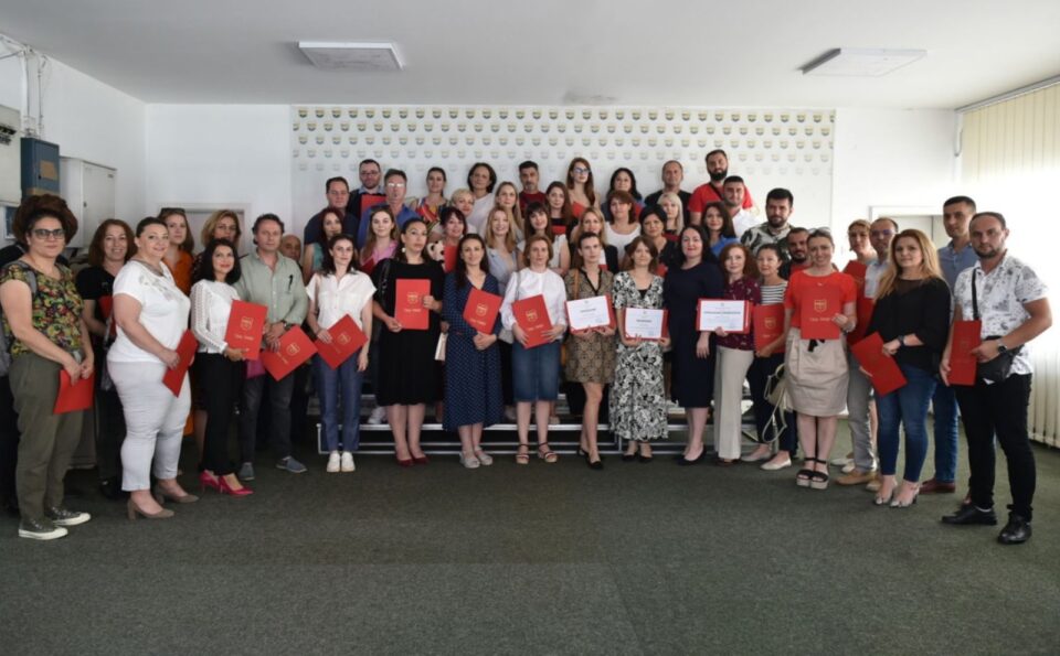 Арсовска им додели признанија и награди на наставниците во рамки на проектот за меѓуетничка интеграција во средното образование