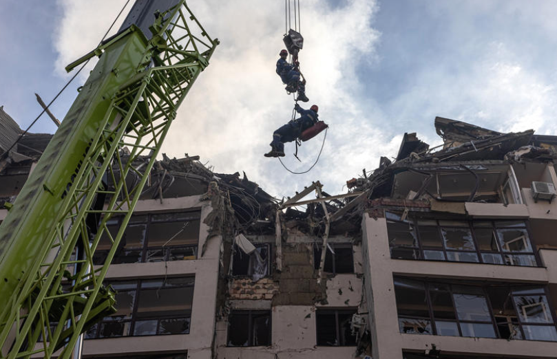 Најмалку петмина повредени во Киев при ракетен напад врз станбена зграда