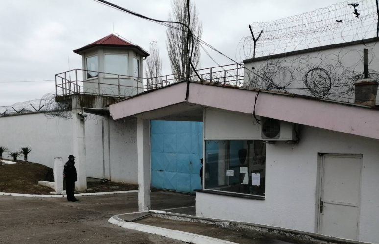 Во затворот во Штип пронајдени мобилни телефони, ладно оружје, пари, психотропни супстанции и недозволеми материи