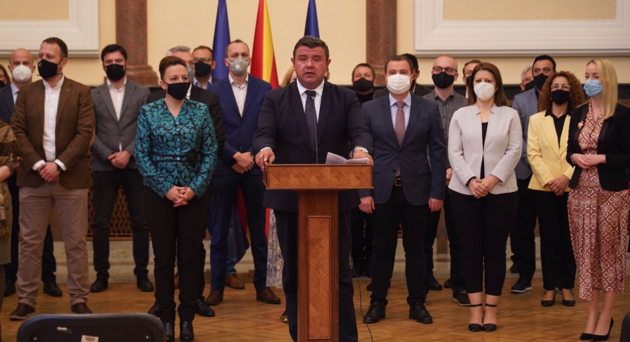 (ФОТО) Пратеничката група на ВМРО-ДПМНЕ достави барање до премиерот за итно разрешување на Валмир Азири