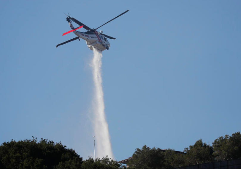 САД: Шумскиот пожар во Калифорнија се заканува на стотици објекти