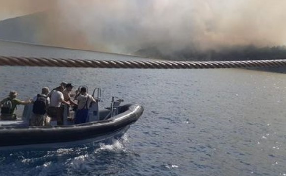(ФОТО) Пожари беснеат на островот Сазан, опасност од експлозии на муниција