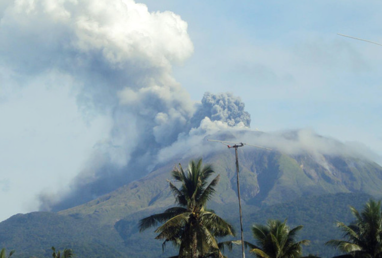 Ерупција на филипинскиот вулкан Булусан