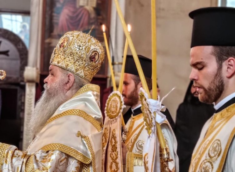 Архиепископот Стефан чиноначалствуваше во храмот „Света Троица“ на Вселенската патријаршија