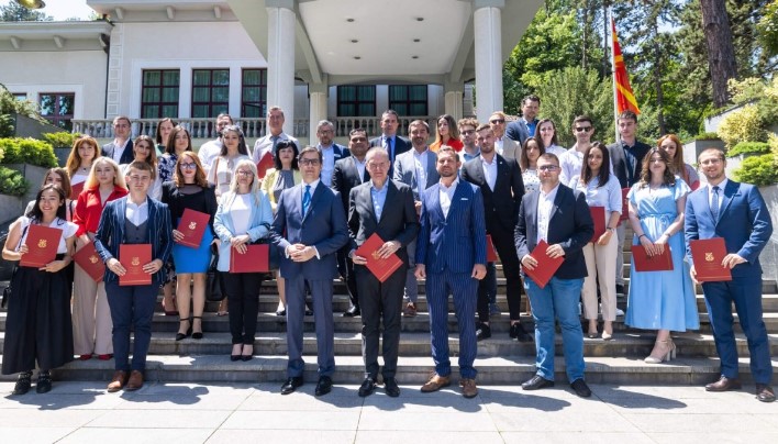 Пендаровски ги додели сертификатите на учесниците во програмата „Млади менаџери и деловни лидери“