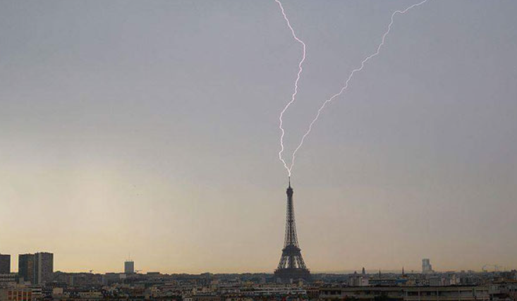 Најмалку едно лице загина, а 15 се повредени во невремето што ја зафати Франција