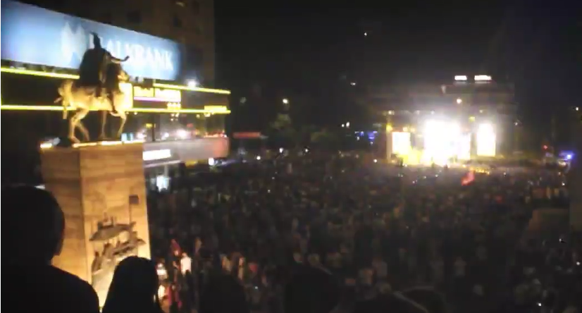 Малолетници боделе со ножеви на концертот на ДУИ кај „Скендер Бег“, тројца повредени