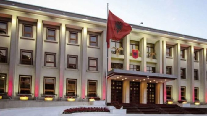 По примерот на македонските колеги: Албанските функционери, министри и пратеници со повисоки плати од 65 до 98 отсто