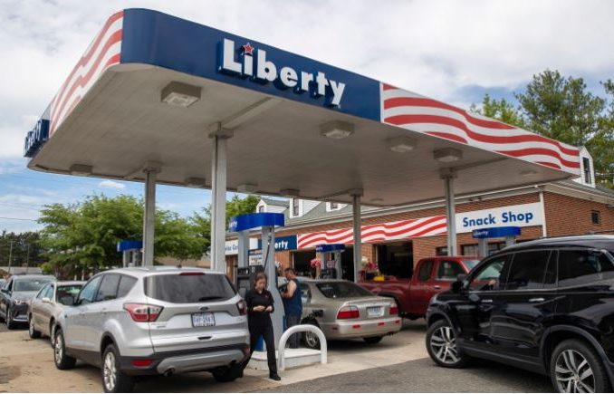 Цената на бензинот во САД го надмина прагот од пет долари за галон