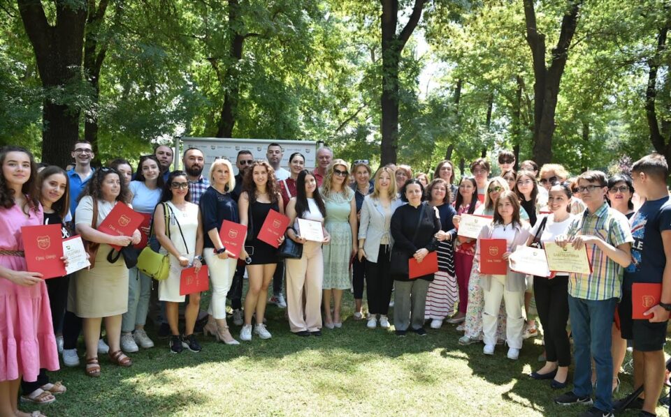 Арсовска додели награди и благодарници за најдобрите на регионалните средношколски натпревари