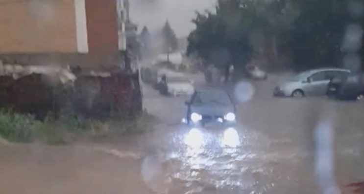 Поплавени улици, домови без струја: Големо невреме во делчевско