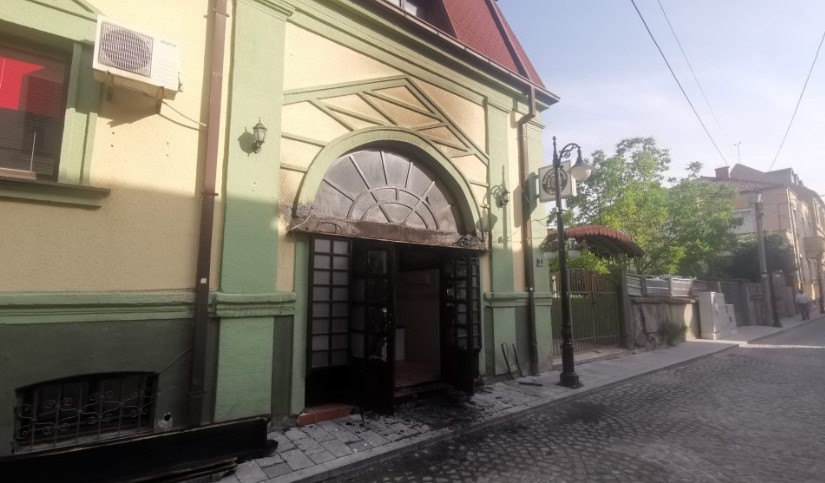 Запален влезот на клубот „Ванчо Михајлов“ во Битола, издадени наредби за откривање на сторителите