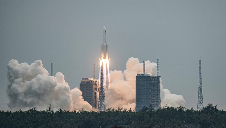 Кина испрати тројца астронаути на новата вселенска станица