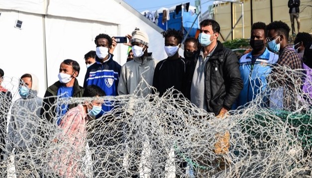 Спречен обид за криумчарење мигранти, приведени две лица од Велес