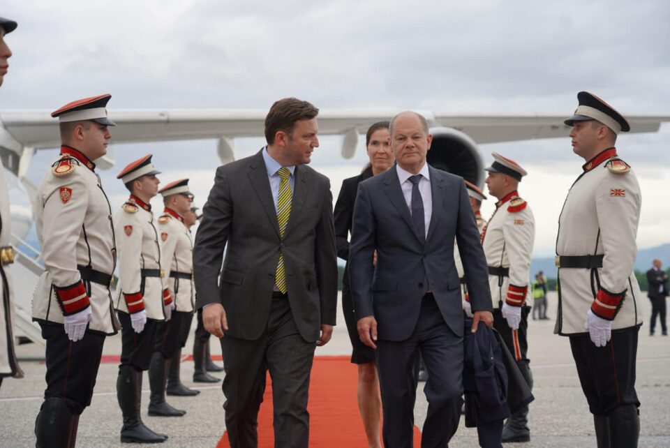 Германскиот канцелар Олаф Шолц пристигна во официјална посета на Македонија