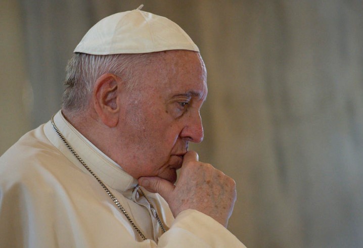 „Сè уште сум жив“: Папата Франциск откри од што боледува и се пошегува на своја сметка