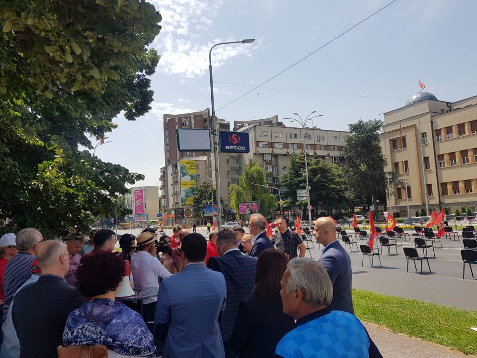 Пратениците на ВМРО-ДПМНЕ се сретнаа со работниците пред Собранието