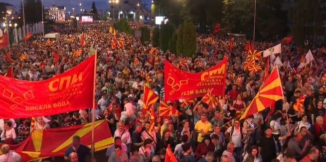 (ВО ЖИВО) ПРОТЕСТ ЗА ПРОМЕНИ! – околу 90 илјади граѓани на Македонија со порака „ПРЕМНОГУ Е – ДОЛУ ВЛАДА“