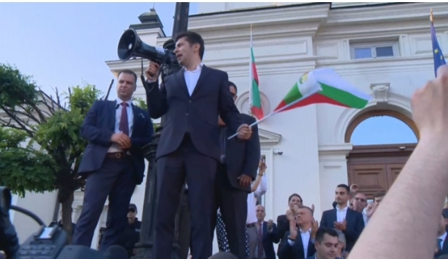 Петков со мегафон пред собранието: Само заедно можеме, Бугарија ќе биде нормална земја