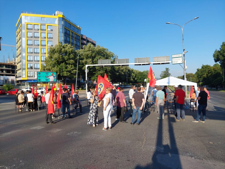 Блокиран влезот на Скопје во Автокоманда, ССМ продолжува со генералниот штрајк