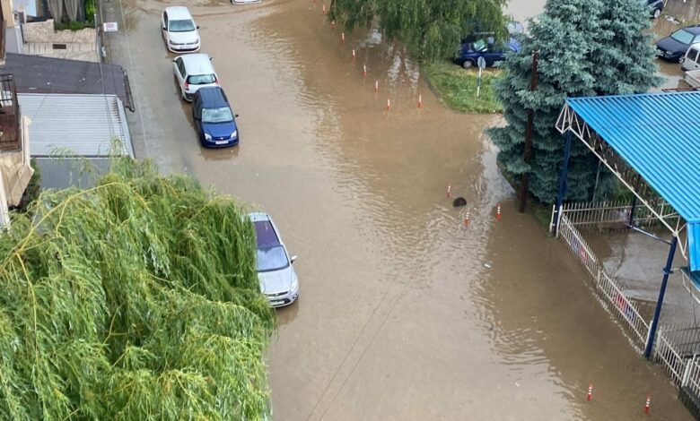 Силно невреме со град во Тетово, повторно поплавени улици