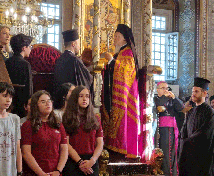 Патријархот Вартоломеј на архиепископот Стефан му го предаде Патријаршискиот акт за примање на ОА во богослужбено и канонско единство