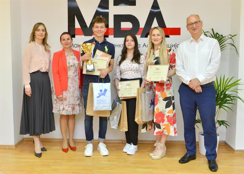 Ангеловска-Бежоска со победниците на националниот натпревар за Европскиот квиз на парите