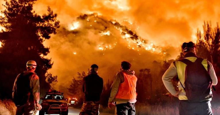 Голем шумски пожар на грчкиот остров Евија
