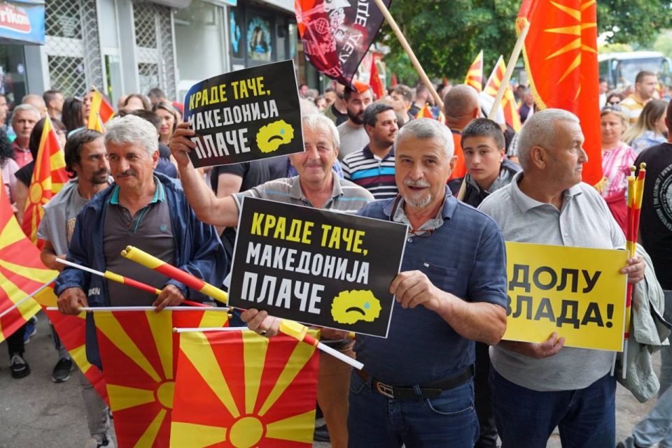(ФОТО) Река народ се упатува од Буњаковец кон владата – почнува големиот протест на ВМРО-ДПМНЕ!!