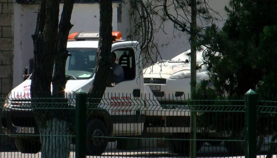 (ВИДЕО) Запаленото возило на командирот на затворските чувари во Идризово – два дена по претресите во келиите