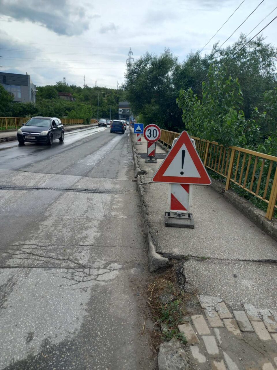 ЈП Улици и патишта со дополнителна сигнализација за безбедно движење на возилата кон оштетувањето кое се појави на мостот пред Маркова Река