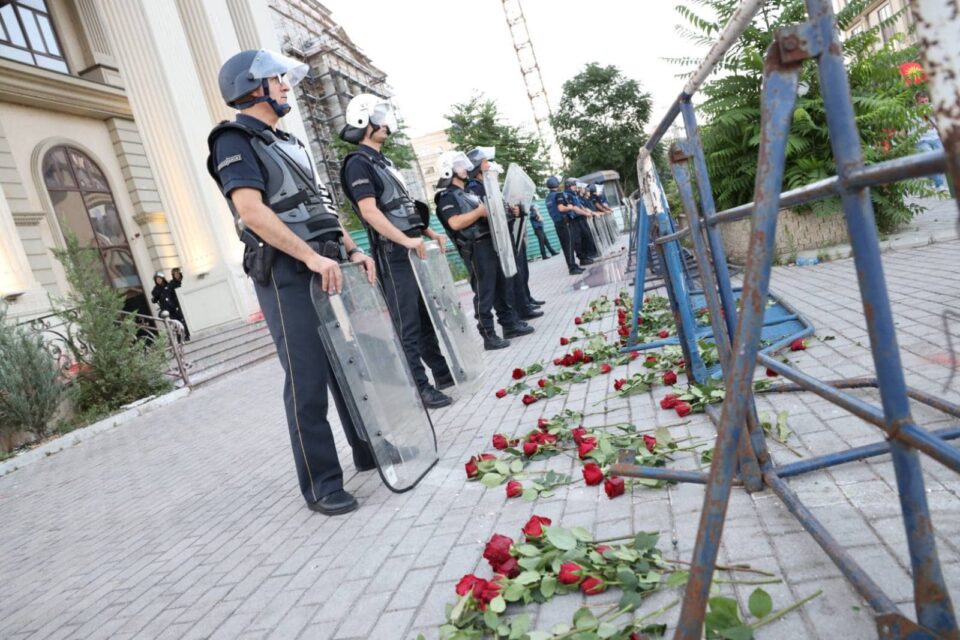 (ФОТО): Наместо камења, цвеќиња за полицијата