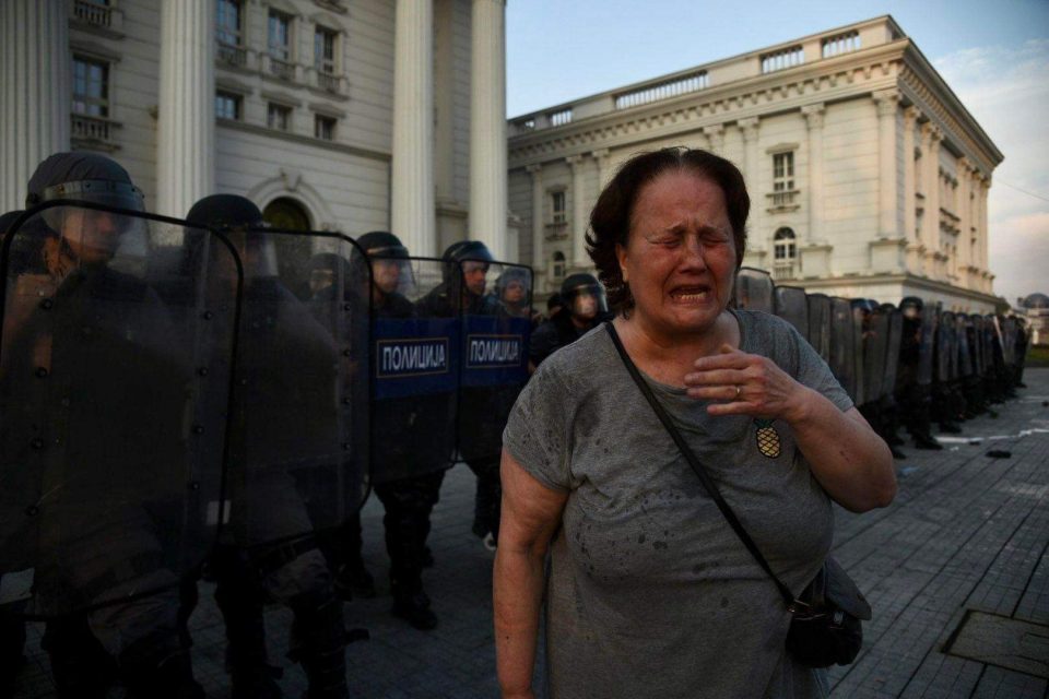 (ФОТО) ЕМОТИВНА ФОТОГРАФИЈА од денешниот протест – солзи и болка за Македонија