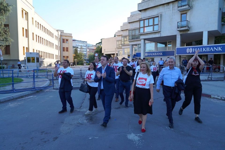 Николоски: По седницата пред Собрание се приклучивме на протестите на македонскиот народ!