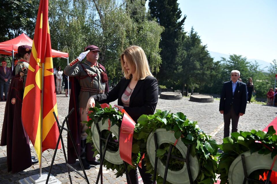 Делегација од градот Скопје положи цвеќе во чест на загинатите од земјотресот во Скопје