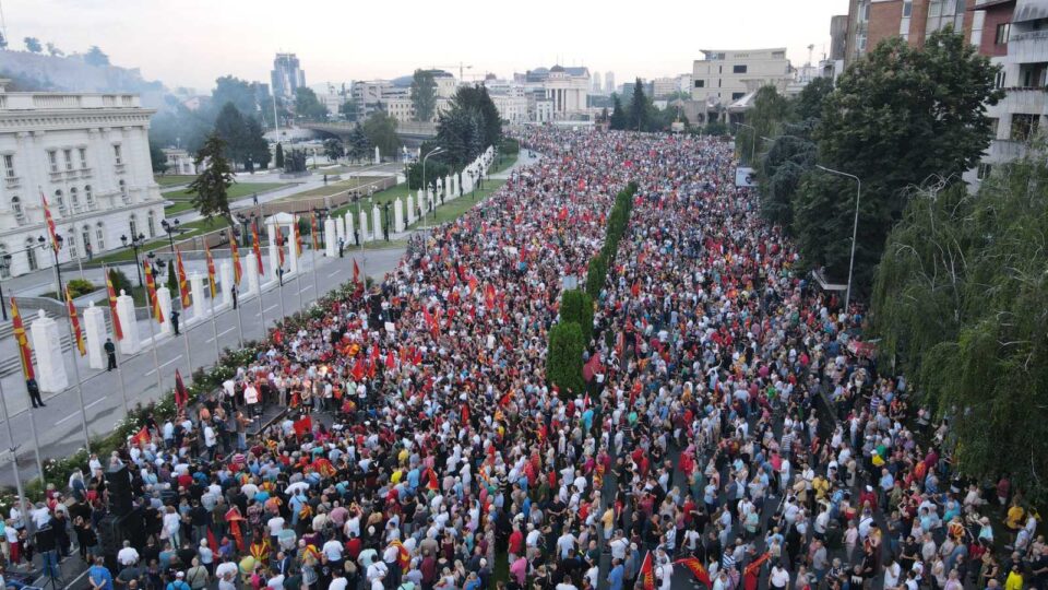 (ВИДЕО) Снимките од дрон потврдуваат: 50.000 демонстранти без ниту еден автобус!