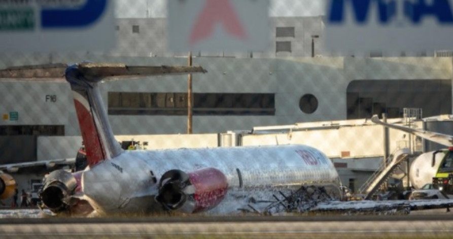 Авион летал со огромна дупка на трупот од Дубаи до Австралија