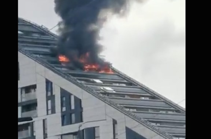 Опожарен стан и дел од покривот на облакодер во Лондон